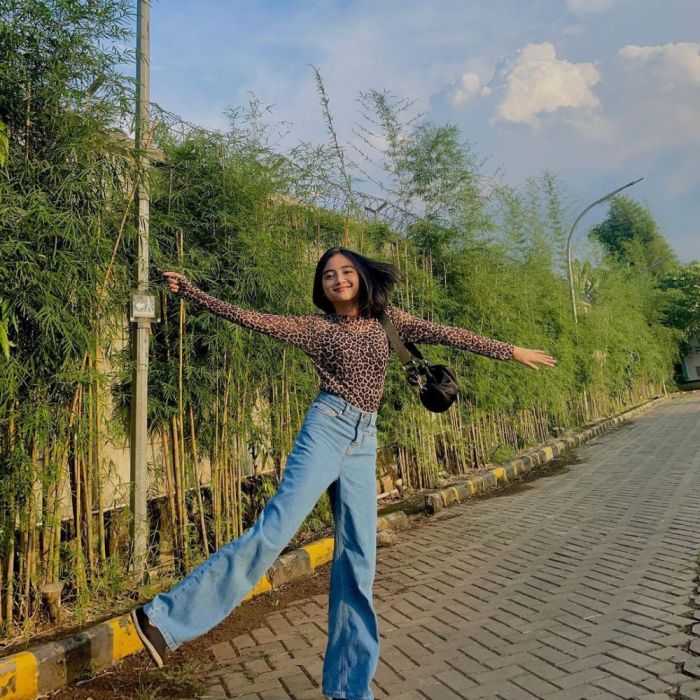 Gaya Emma Myers di Tur Promosi ‘Wednesday’, Fashion A-Game Bikin Fans Terpukau